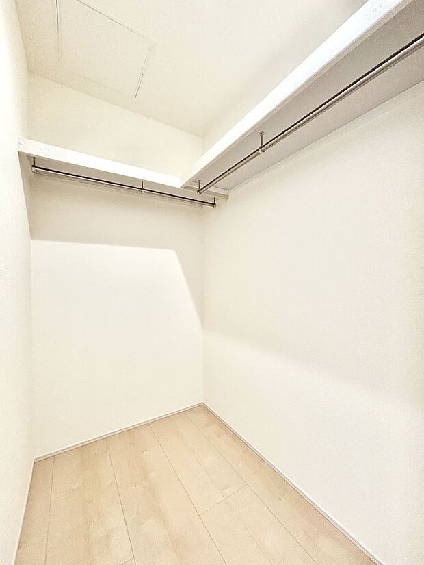 ウォークインクローゼット付きで生活空間を広く利用できます。