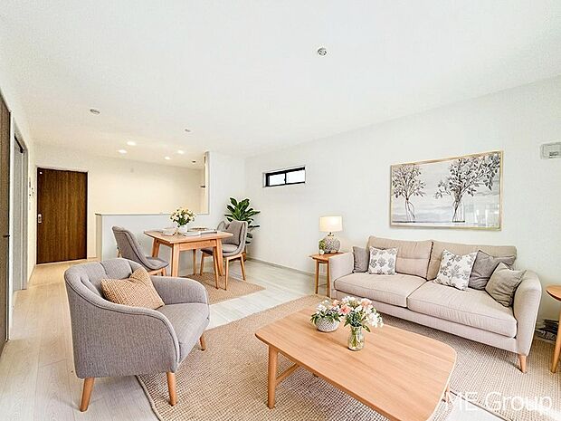 ご家族の賑やかな話し声で包まれる明るいリビング  ※家具はCGです 