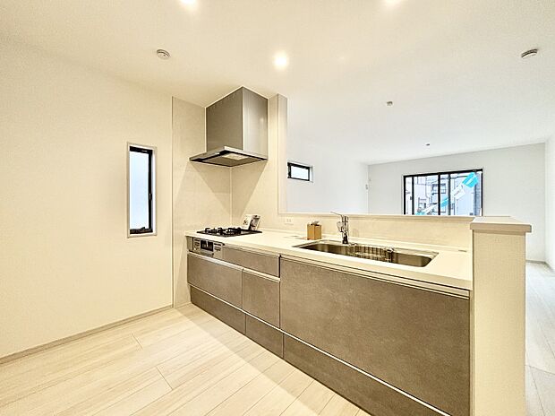 爽やかな風が通り抜けるキッチン。窓があるので明るく換気にも役立ちます。　