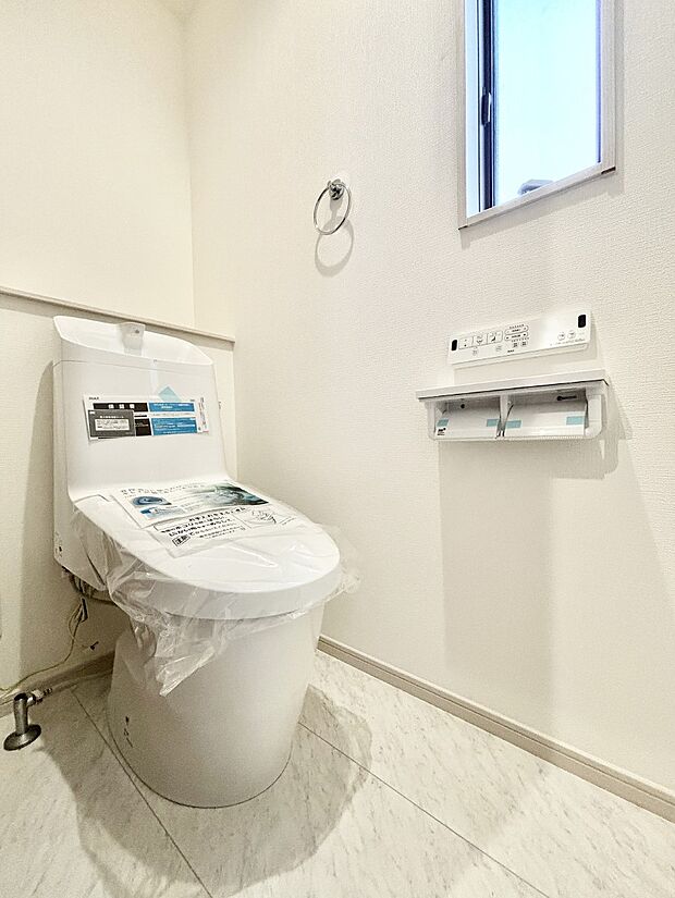 明るく清潔感のあるトイレです。