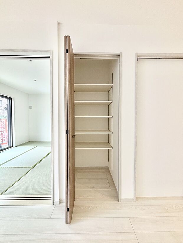 リビング収納。散らかりがちなリビングもスッキリと保てますね。