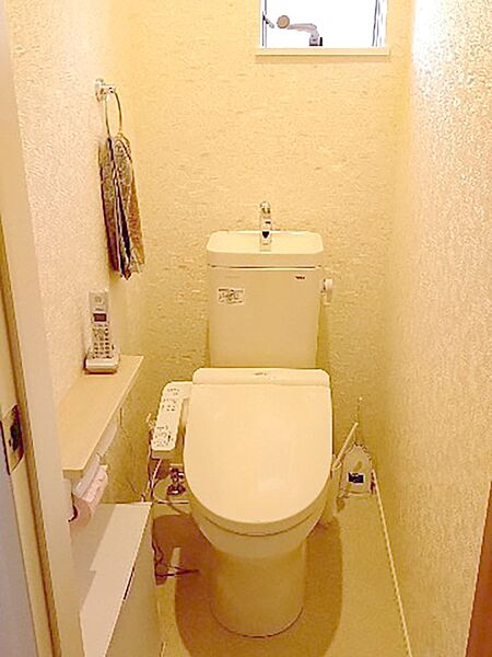 明るく清潔感のあるトイレです。