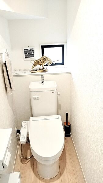 明るく清潔感のあるトイレです。