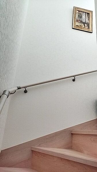 安全性を考慮し階段には手すりを設置しています