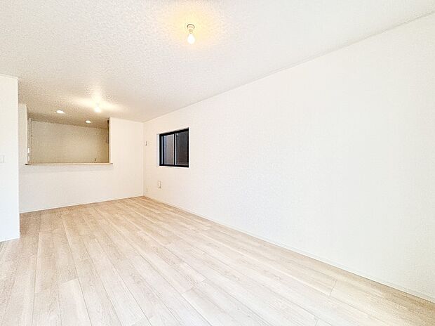 ご家族の賑やかな話し声で包まれる明るいリビング