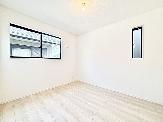 窓からのやさしい光が心地よいプライベートルーム