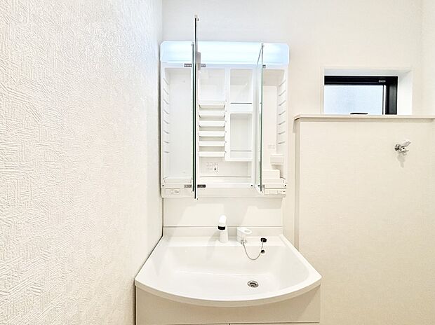 三面鏡の裏に、化粧品や衛生用品などを収納可能。洗面台をすっきりと保ちます！