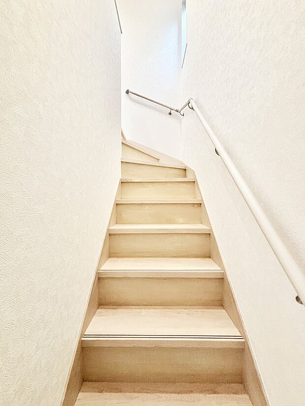 階段は手すり付きなので小さなお子さまやご高齢の方も安心です