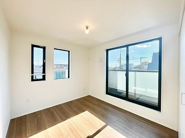 明るいバルコニーサイドに洋室を設置。目覚めの良い寝室に。 