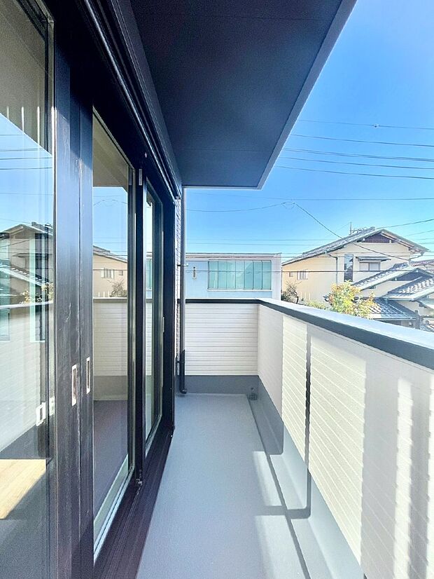 ゆったりバルコニーだから沢山お洗濯ものを干せます。