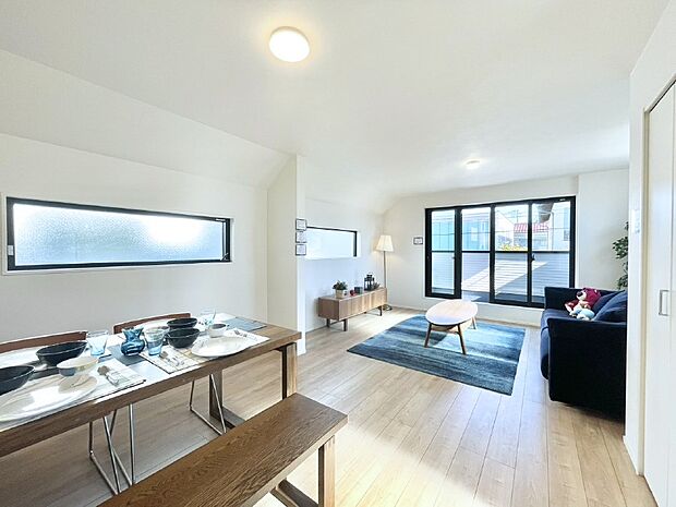 ご家族の賑やかな話し声で包まれる明るいリビング  