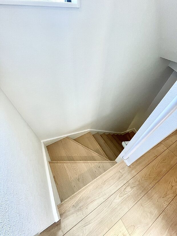 階段は手すり付きなので小さなお子さまやご高齢の方も安心です  