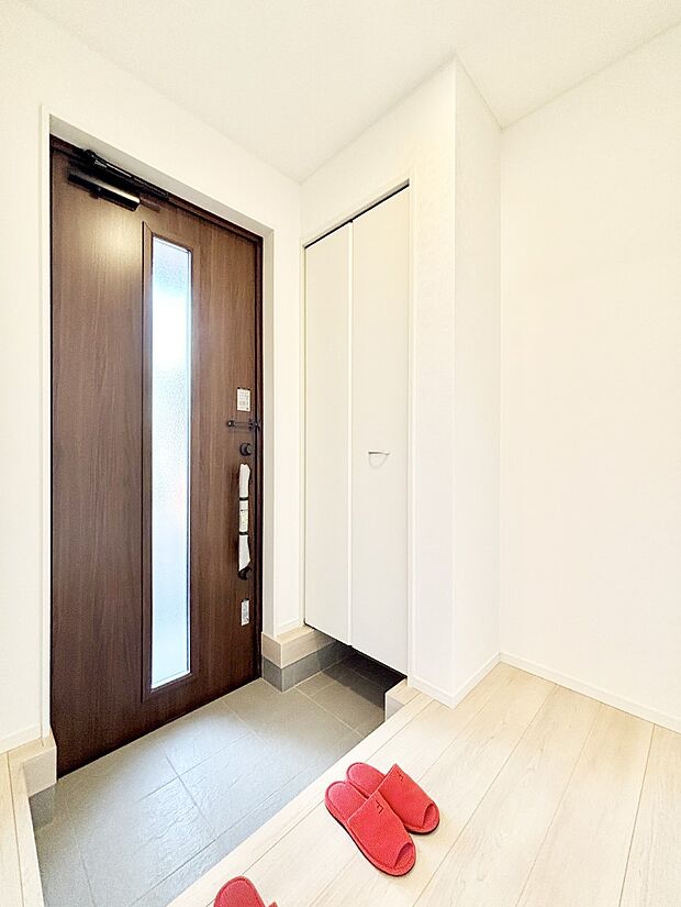 ガラススリットの入った玄関ドアが室内に光を届けてくれます