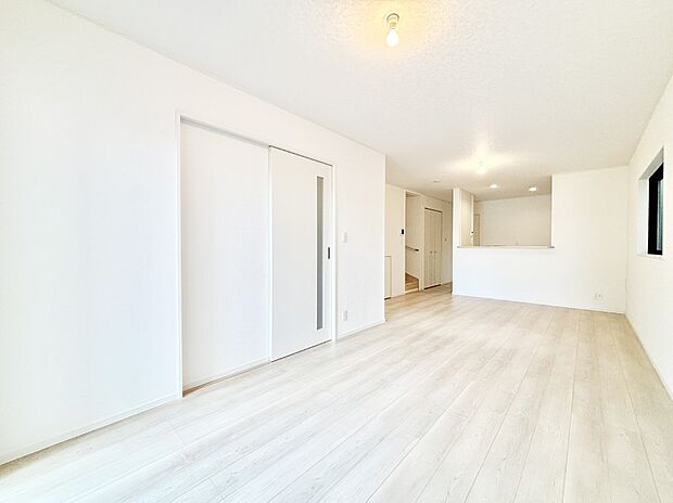 ご家族の賑やかな話し声で包まれる明るいリビング