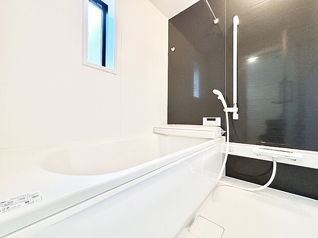 一日の疲れを癒してくれる明るい清潔感のあるバスルーム