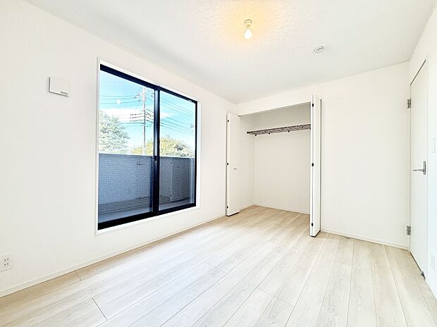 バルコニーが開放感をプラスしてくれる洋室