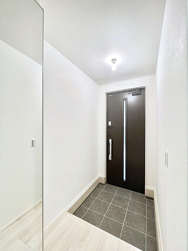 明るい玄関はお客様をお出迎えするのにぴったりです！ 