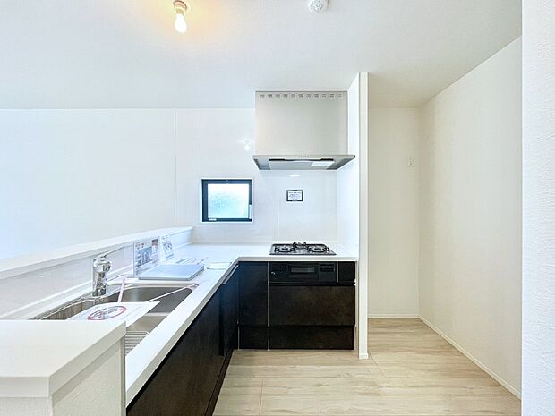 L字型だと料理するスペースも広々と使えます。コンパクトに動けてお料理ラクラク。    