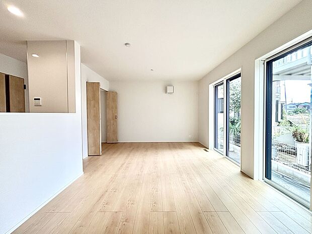 大きな窓からたっぷりの陽光と風を感じられるリビング  