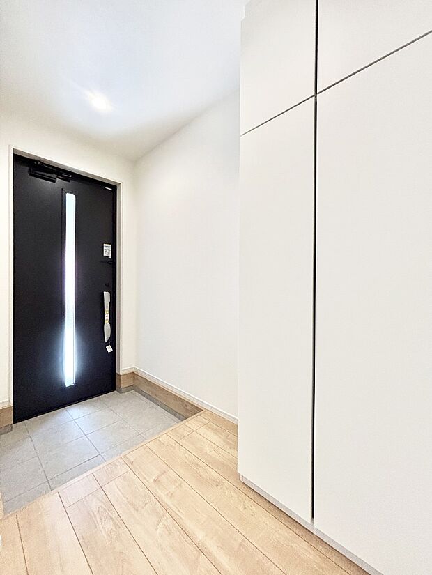 明るい玄関はお客様をお出迎えするのにぴったりです！ 