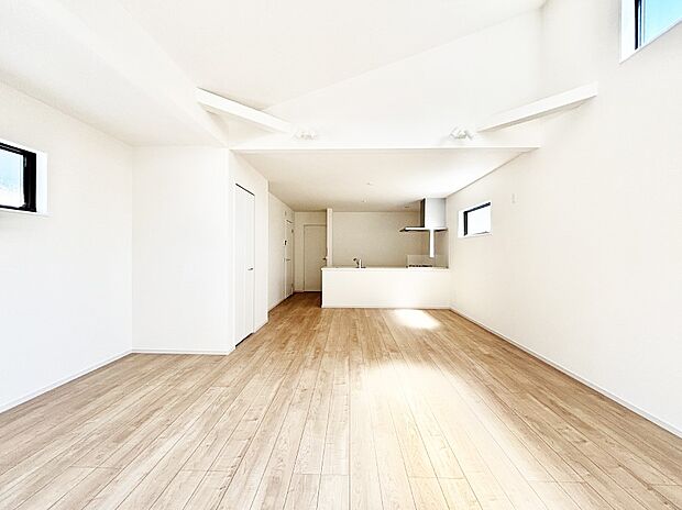 明るい陽光が注ぎ、寛ぎの雰囲気に満たされるリビング・ダイニング。 