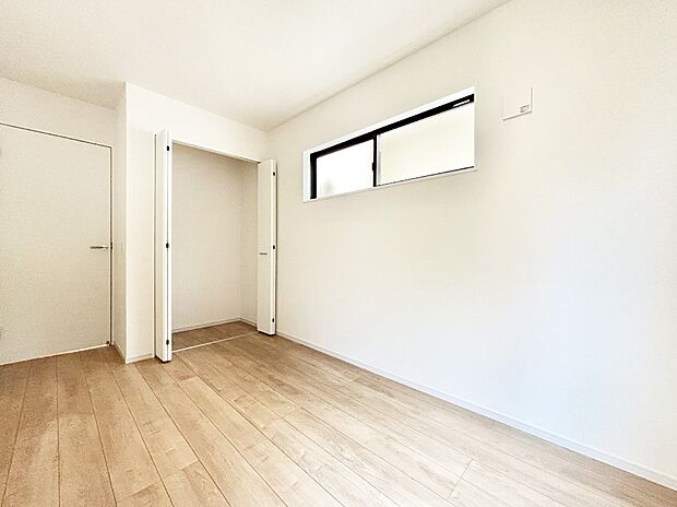 お子さまのお部屋としても！衣類の整理整頓に便利なクローゼット付きの洋室。