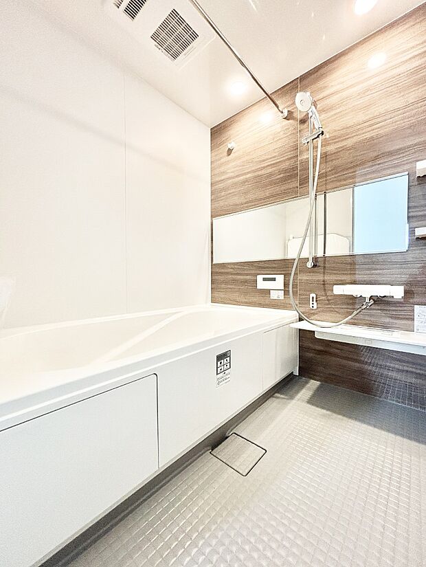 落ち着いた雰囲気でゆっくりお寛ぎいただけるバスルーム。