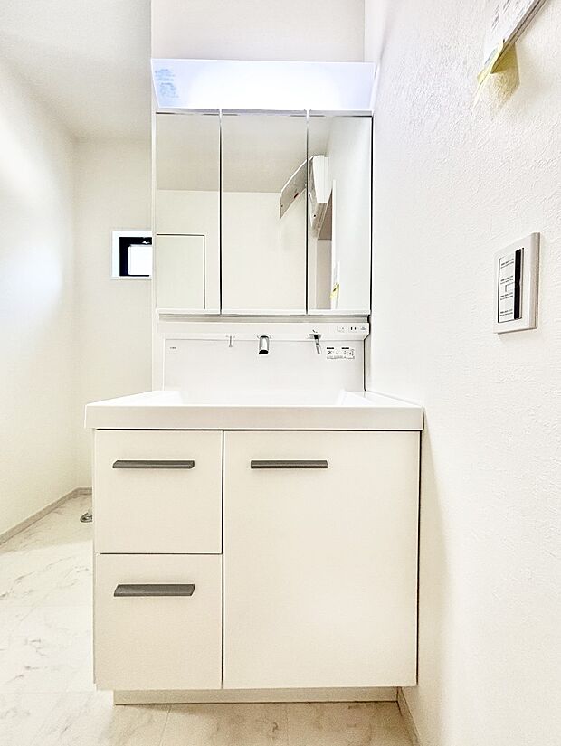 収納力と機能性に優れた洗面化粧台