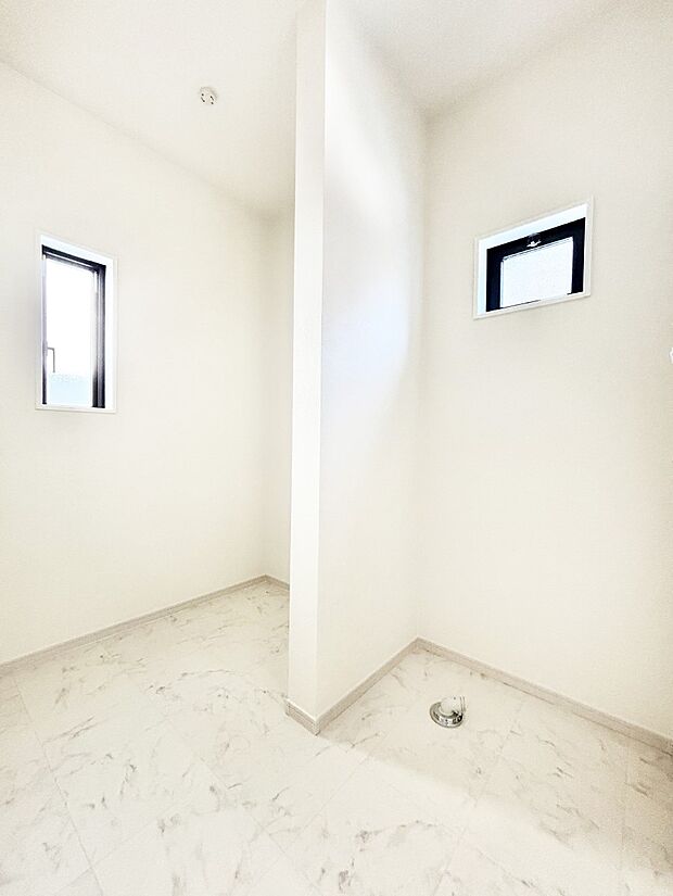 洗面所には洗剤のストックやタオルなどの収納に便利なリネン庫があります