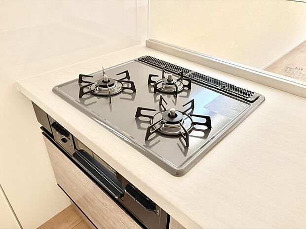 ガスコンロはＳｉセンサー搭載。火力調節や焦げ付き・消し忘れも防いでくれます。