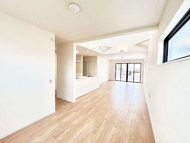 空間を演出する吹き抜けを採用し、居心地の良さにこだわったリビングダニング  