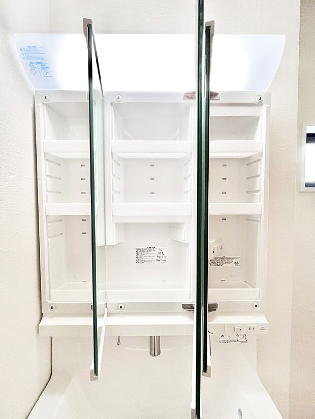 三面鏡の裏に、化粧品や衛生用品などを収納可能。洗面台をすっきりと保ちます！  