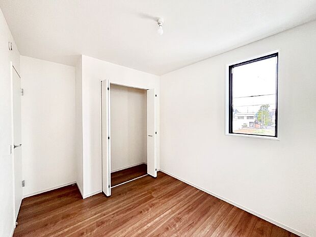 お子さまのお部屋としても!衣類の整理整頓に便利なクローゼット付きの洋室。