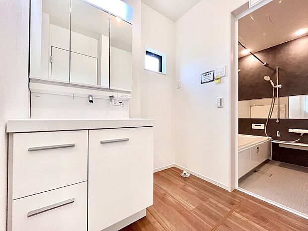 ゆとりの洗面スペースで朝の身支度もスムーズに