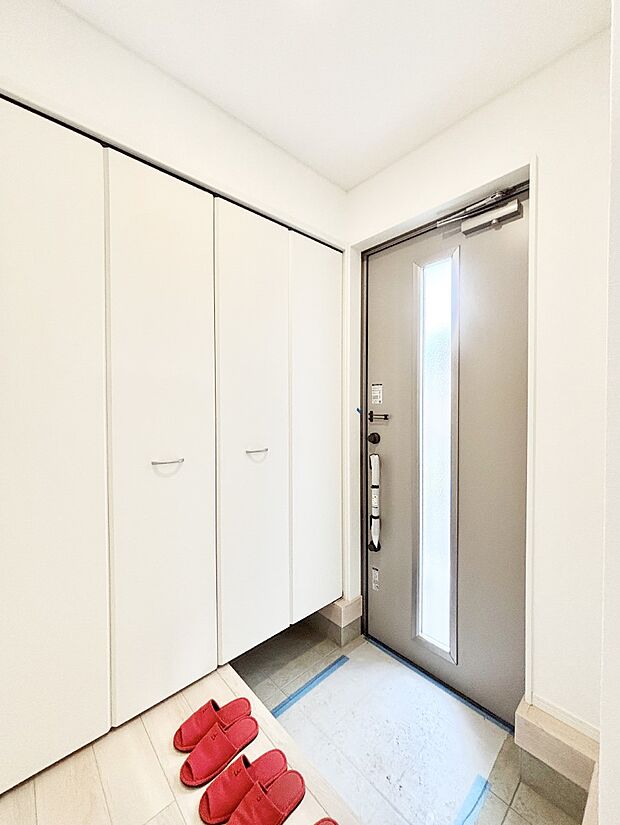 ガラススリットの入った玄関ドアが室内に光を届けてくれます