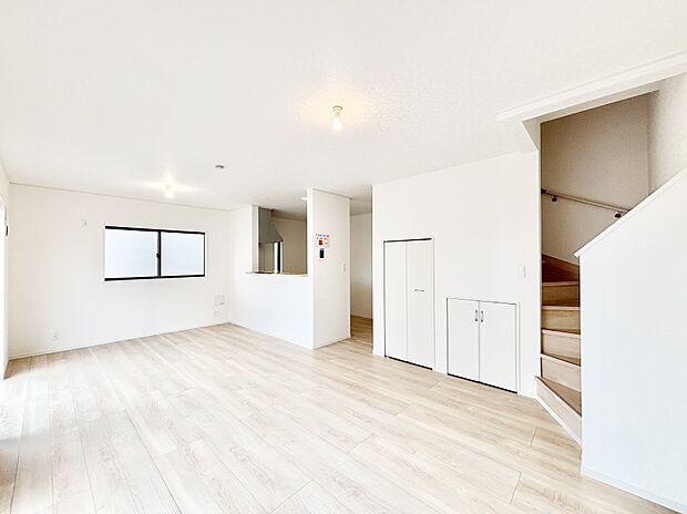 ご家族の賑やかな話し声で包まれる明るいリビング