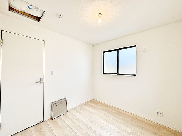 窓からのやさしい光が心地よいプライベートルーム