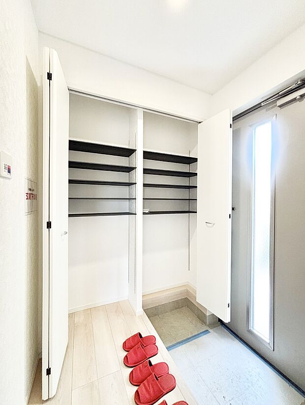 収納力ある下駄箱の活用で玄関廻りはいつでもスッキリ