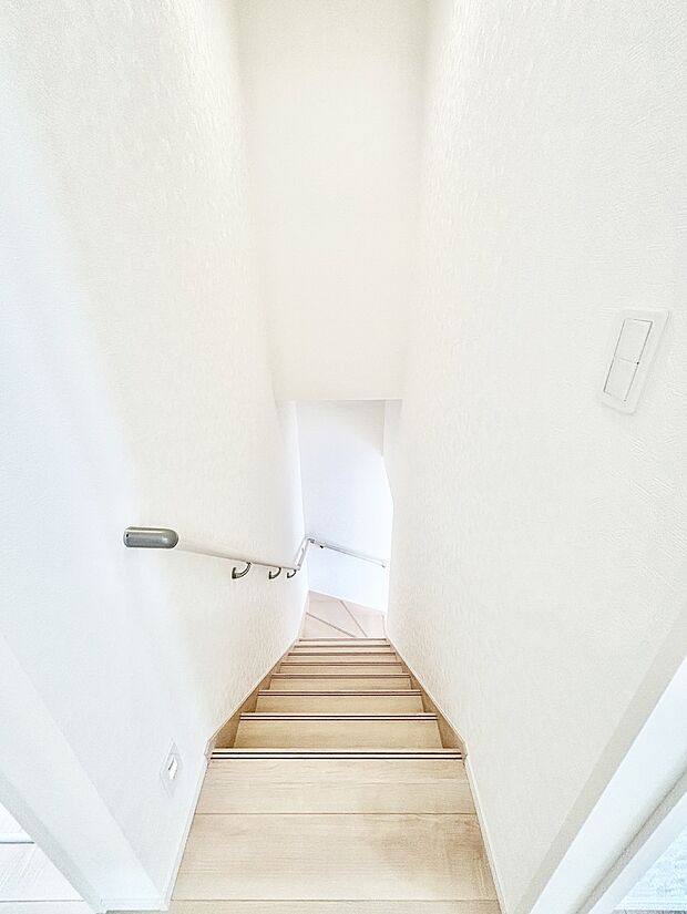 階段は手すり付きなので小さなお子さまやご高齢の方も安心です