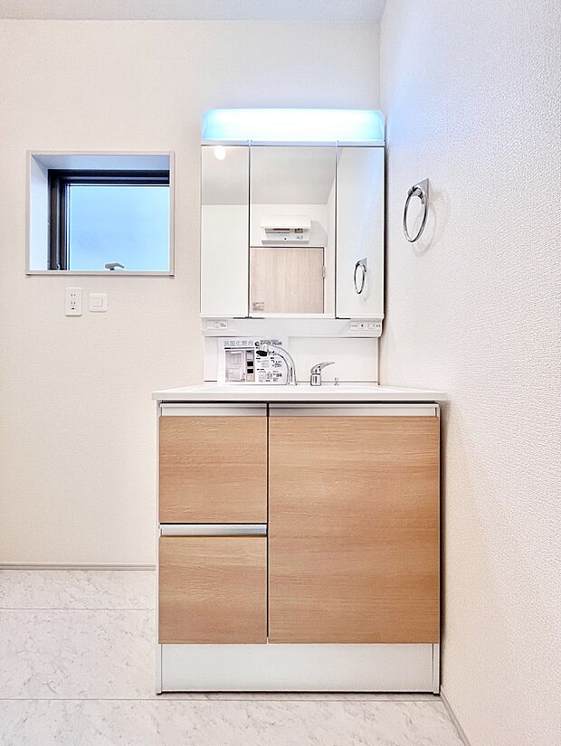 収納力と機能性に優れた洗面化粧台　