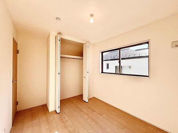 やさしい光がさしこむ居室はしっかり収納付き