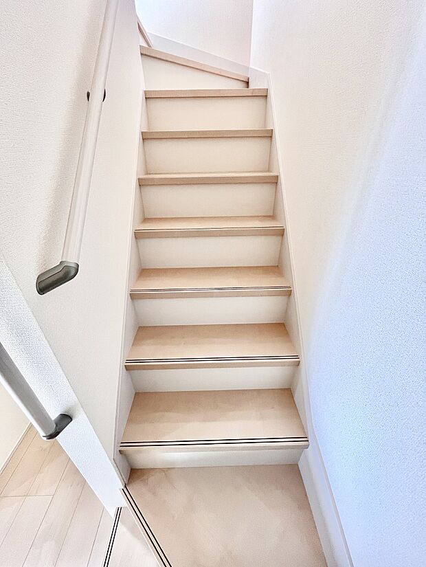 安全性を考慮し階段には手すりを設置しています