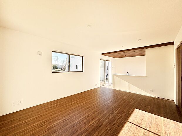 明るい陽光が注ぎ、寛ぎの雰囲気に満たされるリビング・ダイニング。 