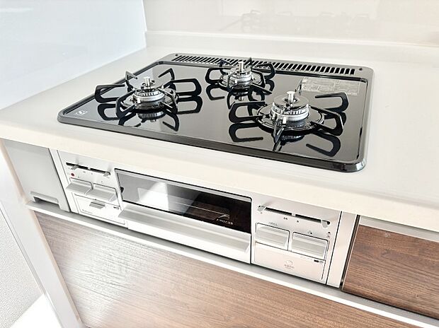 ガスコンロはＳｉセンサー搭載。火力調節や焦げ付き・消し忘れも防いでくれます。