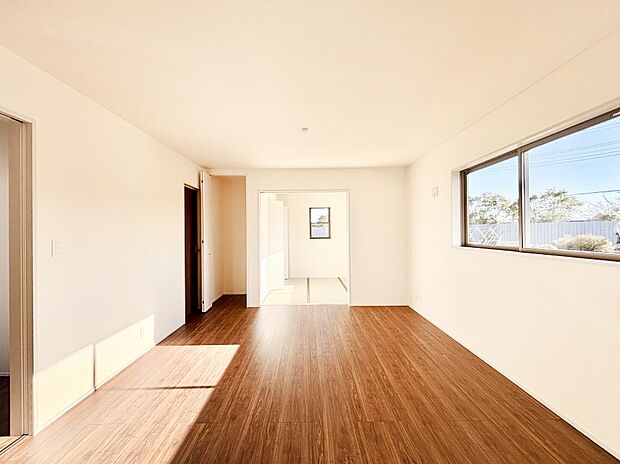 隣接の和室を開放すればさらに広々空間に