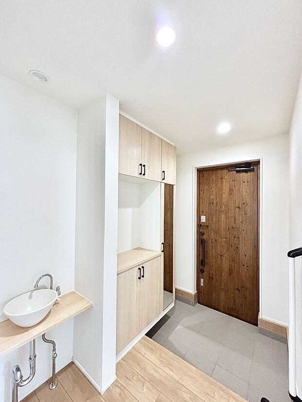 飾り棚を利用して、お越しいただくお客様をおもてなしできます。