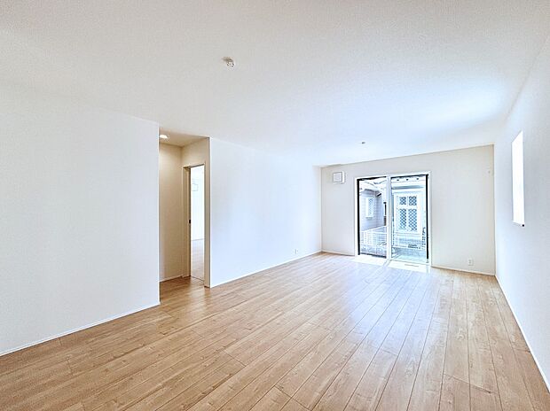 明るい陽光が注ぎ、寛ぎの雰囲気に満たされるリビング・ダイニング。