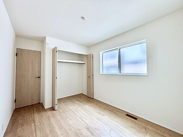 窓からのやさしい光が心地よいプライベートルーム  