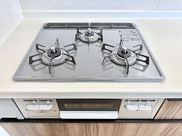 ガスコンロはＳｉセンサー搭載。火力調節や焦げ付き・消し忘れも防いでくれます。