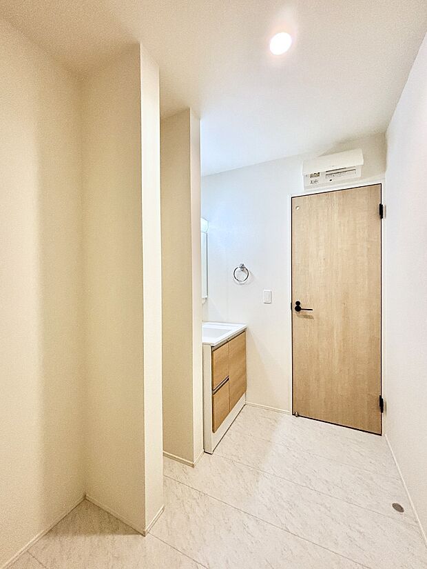 清潔感のある快適空間です。毎日の身支度も気持ち良くお使い頂けます。 